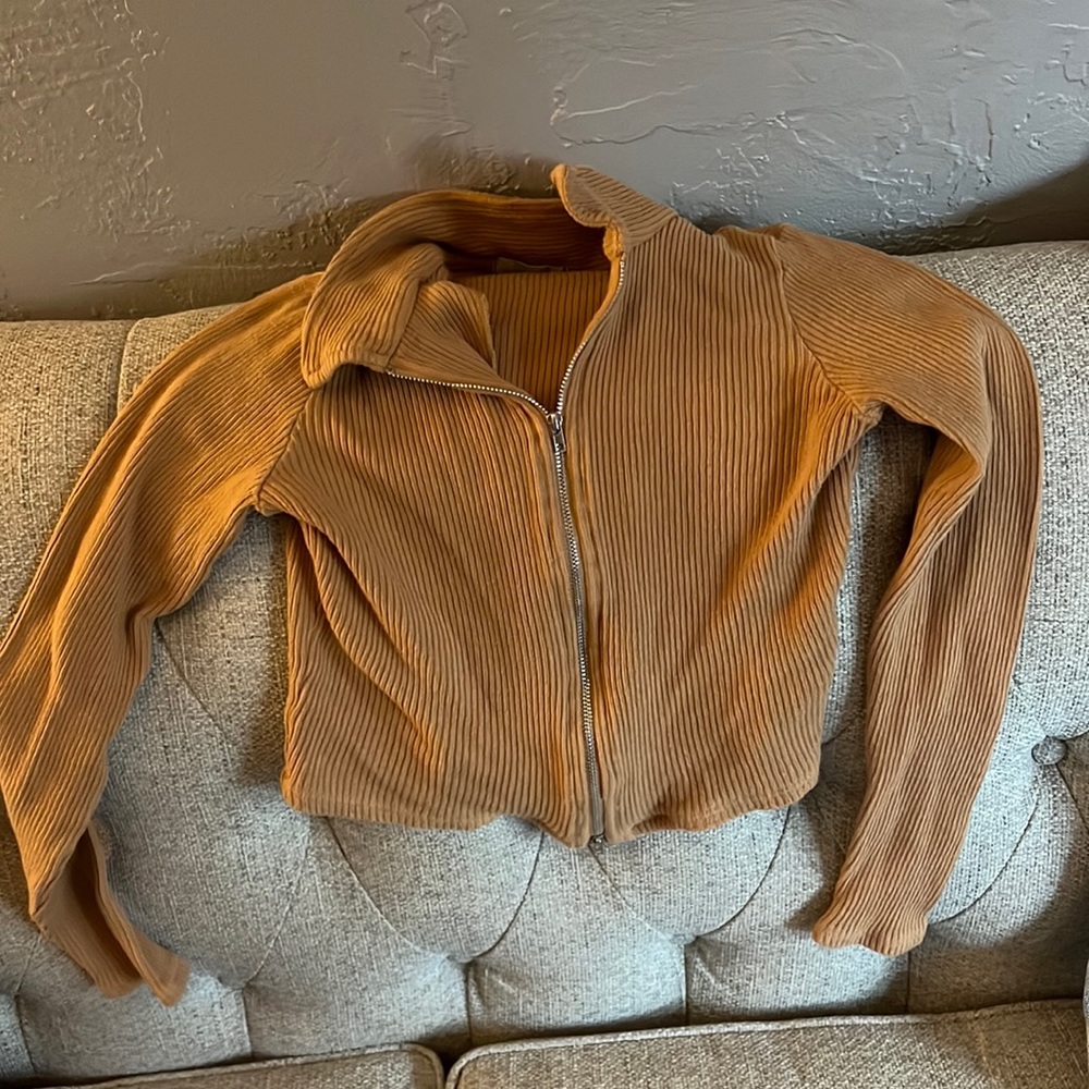 Cropped orange shirt with zipper